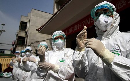 Các nhân viên y tế tham gia diễn tập chống cúm H7N9 tại tỉnh An Huy, Trung Quốc hôm 9-4.